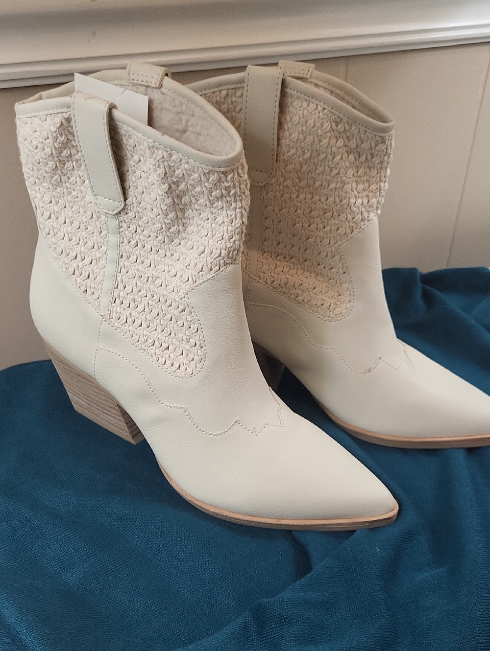 DOLCE VITA, NWT Women's Cream Western Ankle Boots - Stylish Cowboy Heel, 9.5
